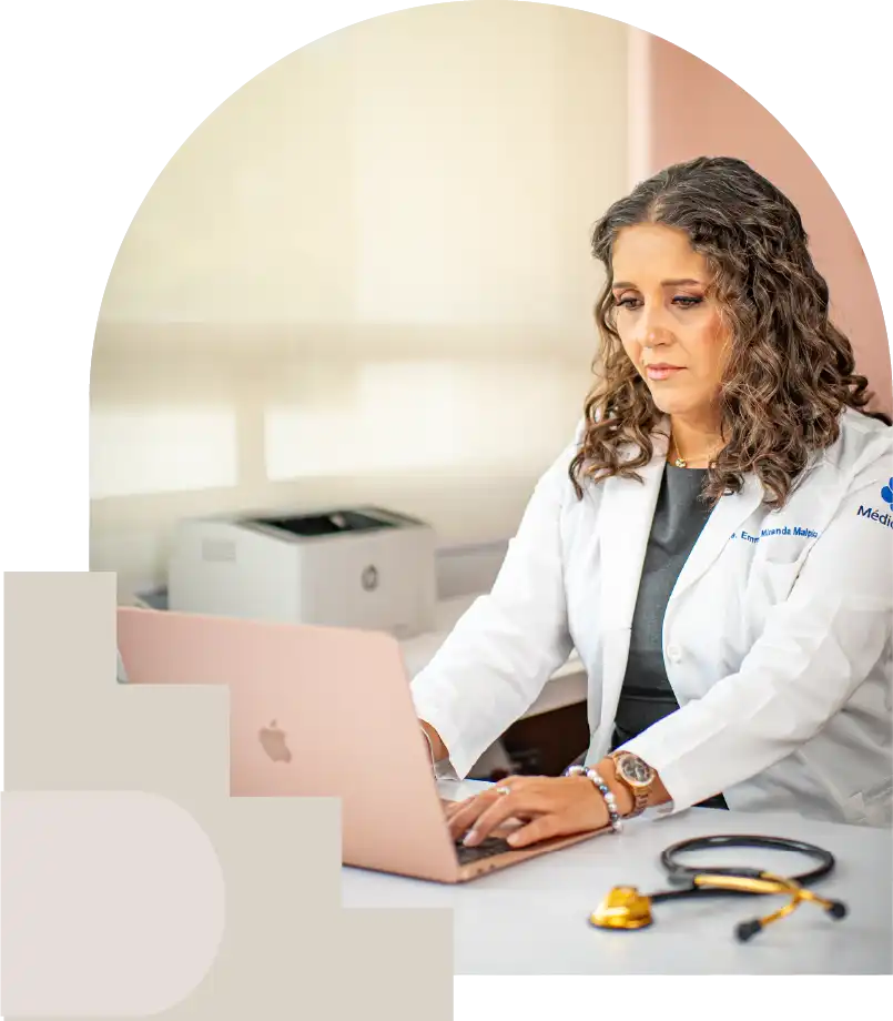 Dra. Emma Miranda Malpica brindando consulta de cardiología clínica